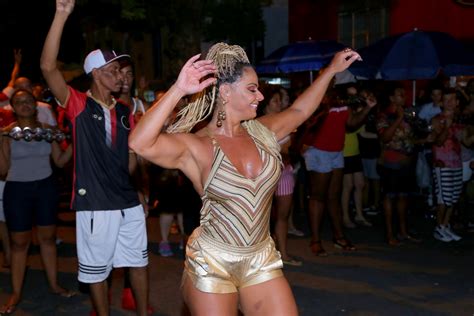 Viviane vai para a repescagem. Viviane Araújo quebra tudo em ensaio de rua do Salgueiro