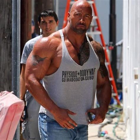 Damit die muskeln in zusammengefasst ist zu sagen, dass dwayne johnson „the rock ein überaus durchtrainierter. Kann mir jemand sagen, wie dieser Serie heißt, in dem ...