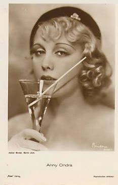 In 1919, she made her film debut in palimpsest. in 1933, she appeared in die tochter des regiments. Anny Ondra