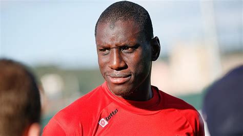 Demba ba, 25 mayıs 1985'te fransa'nın paris şehrindeki sevr kentinde dünyaya gelmiştir. Demba Ba'dan kendisine destek verenlere teşekkür