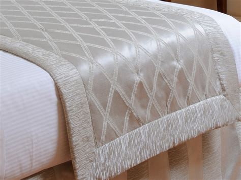 Il letto è l'elemento d'arredo intorno al quale verte l'intera progettazione; Copriletto in tessuto RUNNER E COPRILETTI - LIUNI