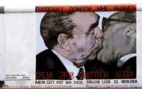 The east side gallery artists were able to prevent their works from demolition, further decay and destruction. East Side Gallery in Berlin: Die 10 berühmtesten Werke!