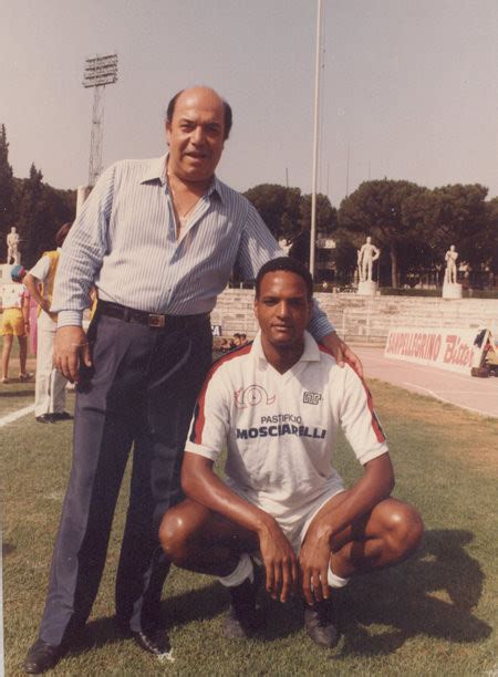 In questo momento un mio incaricato lo sta contattando a casa sua, di lui, previo telefono, in puglia. Watch L'allenatore nel pallone on Netflix Today ...