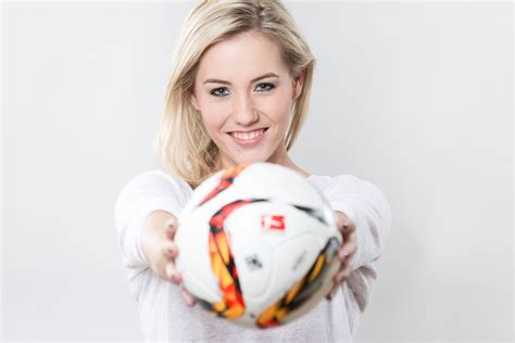 Laura papendick moderiert bereits seit 2019 für sport1, wechselt jetzt zu rtl.foto: Laura Papendick wird Moderatorin bei Sky Sport News HD ...