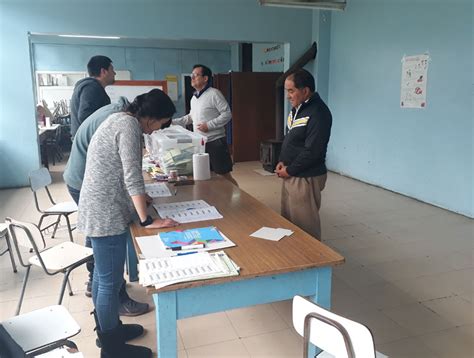 Y extrañamente, en estos últimos días he escuchado a mucha gente a la que no sólo no le molestaría ser vocal, sino que felices de la vida se ofrecerían para el puesto. Vocales de mesa en Osorno piden colación para siguientes ...