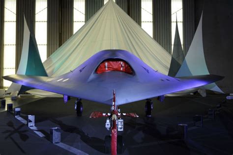 A personal trainer camila hirsch e a jornalista renata veneri. França lança drone em forma de nave espacial - Notícias ...