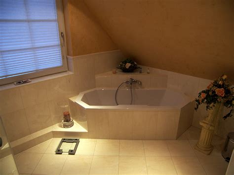 Ein gelungenes bad besteht aus vielen teilen. Tageslicht im Bad mit Eckbadewanne (Bad 065) - Bäder ...