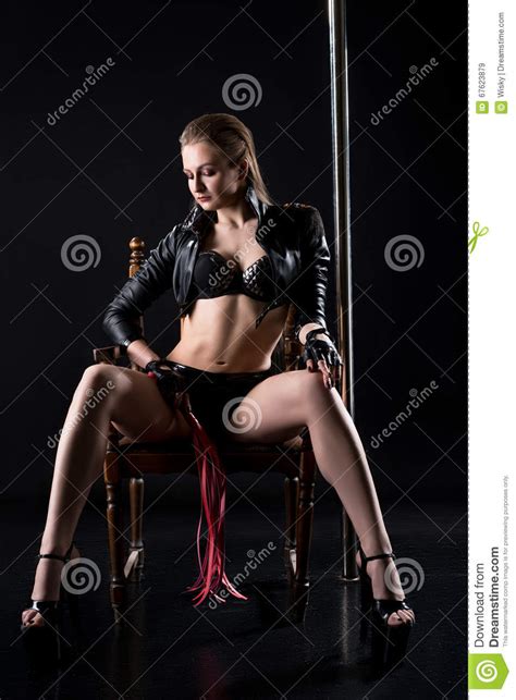 Zugegeben, sex auf dem stuhl ist zumindest für anfänger kein leichtes unterfangen. Sexy Herrschsüchtige Frau Mit Peitsche Sitzt Auf Stuhl ...