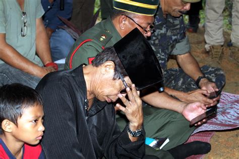 Berat sungguh ujian yang menimpa pelakon veteran ar badul dan keluarga apabila anak lelakinya, mejar mohd zahir armaya seorang pegawai komando dari 11 grup gerak khas (11 ggk) meninggal dunia hari ini. Hak Sebagai Bapa Dinafikan, AR Badul Persoal Ke Mana ...