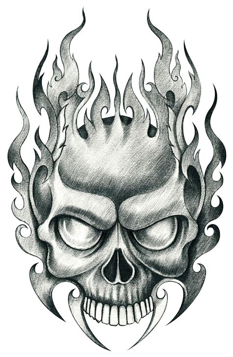 Leur taille inhabituelle et le potentiel de violence ont conduit à des dessins très uniques au fil des ans. Tribal Flame Skull | Dessins Crayons Et Fusains | Cráneos ...