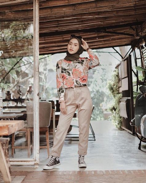 Celana kulot adalah celana dengan bentuk melebar sehingga membuat pemakainya bisa bebas bergerak dengan leluasa. Model Baju Hijab Celana Jeans / Cewek Manis Ootd Celana ...