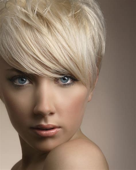 This hairstyle gives you a very cute look and makes you classy as well. Short platinum blonde hair cut around the ears