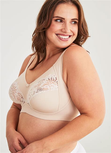 With her street smart, this once poor street urchin is slowly climbing her way to the top to finaly get what she deserves! Meadow Mjuk-BH, Skin Mjuk-BH - BH - Underkläder Swegmark