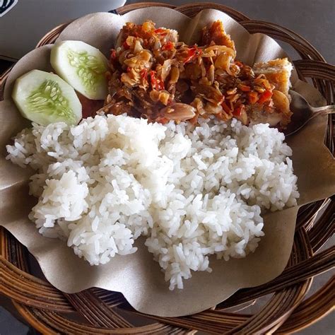 Kini ayam geprek telah menjadi hidangan populer yang dapat ditemukan di hampir semua kota besar di indonesia. Ayam Geprek Sambal Matah😋 | Makanan dan minuman, Makanan, Ayam