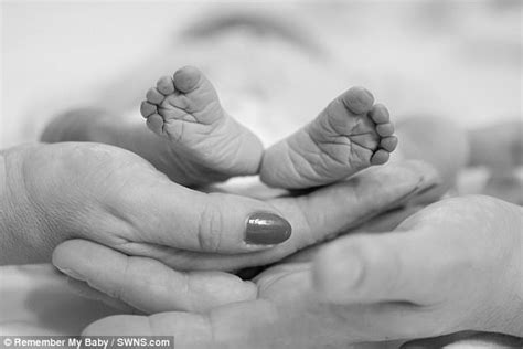 Satu kejadian yang tidak sangka membawa pertemuan antara aira qaisara dan nazmi elyas. Parents share photographs cuddling stillborn daughter ...