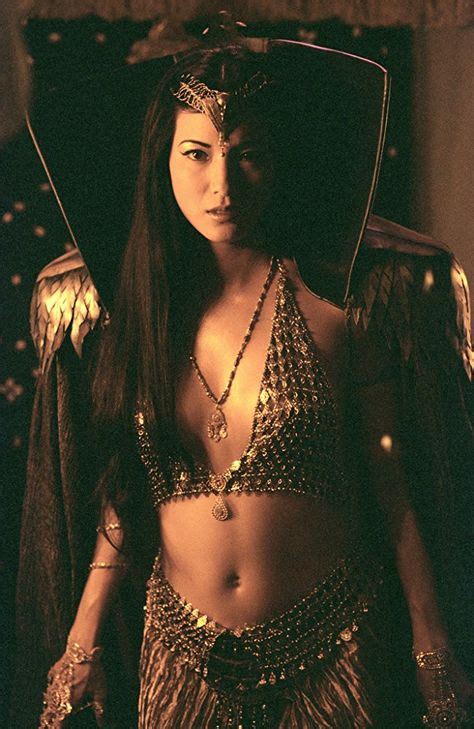 The sorceress (kelly hu) taking out the scorpion venom poison from dwayne johnson (the rock) the scorpion king movie. Kelly Hu in The Scorpion King (2002) | Nów