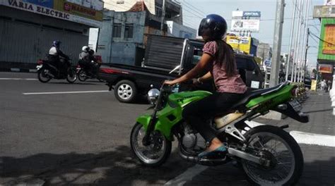 Vidio ini hnya untul menghibur anda semoga kmu terhibur dengan vidio cewek ninja | kumpulan cewek² naik ninja dan cewek ninja variasi bikers ninja. Lady Biker Kawasaki Ninja (Cewek NInja) | Febrian Portal