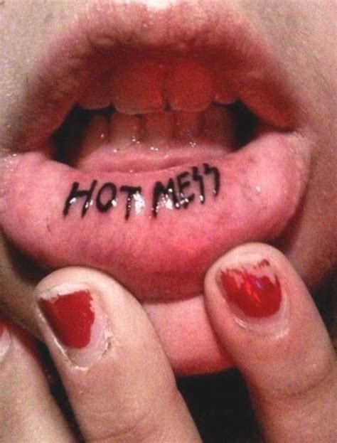Die inneren labien dehnen sich eigentlich ganz von alleine. Lippentattoo | Lip tattoos, Inner lip tattoo, Tiny tattoos
