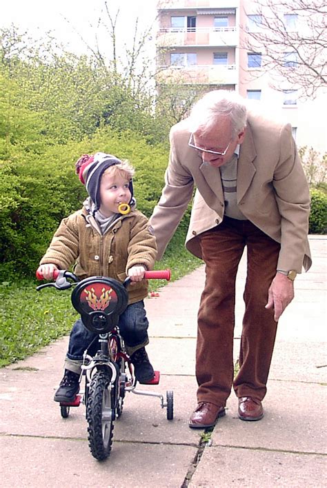 Entspricht das erste service fahrrad dem qualitätslevel, die sie als kunde in diesem preisbereich werkstatt erwarten können? Das erste Fahrrad Foto & Bild | erwachsene, kinder und ...