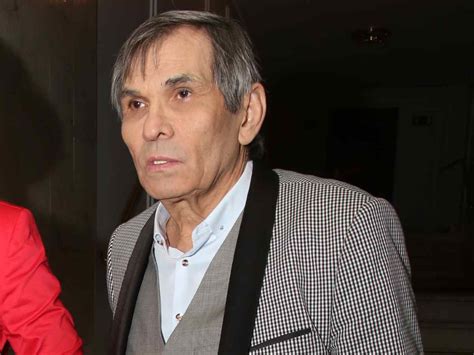 Здесь есть несколько комнат, в том числе массажный кабинет. 73-летний Бари Алибасов станет отцом - Экспресс газета