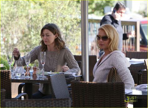 Mais il y en a une qui garde un bien mauvais souvenir de cet abandon de rôle, et qui a décidé d'en parler : Ellen Pompeo and Katherine Heigl Munch On Lunch: Photo ...