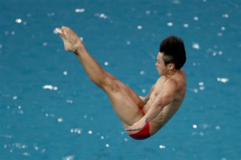Olympics fans were left battled tonight as the water in one of the diving pools at the rio games bizarrely turned a dark shade of green. Olympics Diving 2016 live stream: Watch online - August 16th