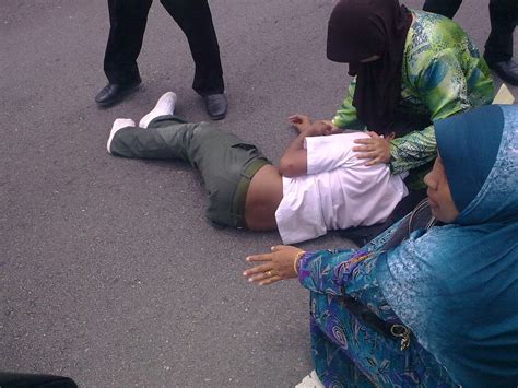 Montaj persaraan pengetua sekolah menengah kebangsaan bandar seri putra. Liza @ Adzriel AB: Pelajar di langgar di depan SMK Bandar ...