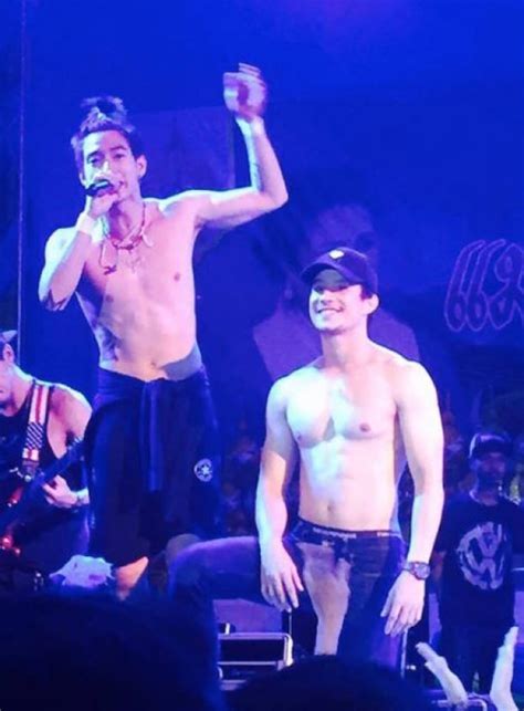เพลง ฮักเจ้าจนตาย ศิลปิน โตโน่ ภาคิน feat. ชาวเน็ตจวกเละ!!โตโน่ ถอดเสื้อโชว์กล้ามเล่นคอนเสิร์ตในงานแบบนี้