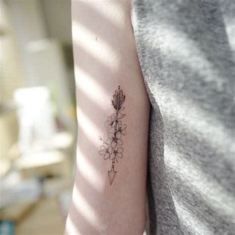 Arrow tattoo flying above your breast. Arrow Tattoos und seine Bedeutung » Tattoosideen.com