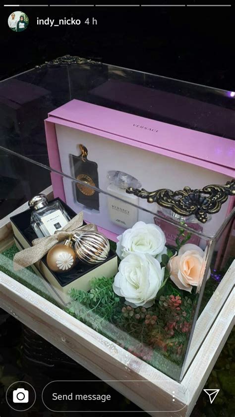 Melalui instagramnya, ia mengucapkan selamat atas pernikahan penulis novel danur tersebut. Cincin Pernikahan Risa Saraswati - picture.idokeren