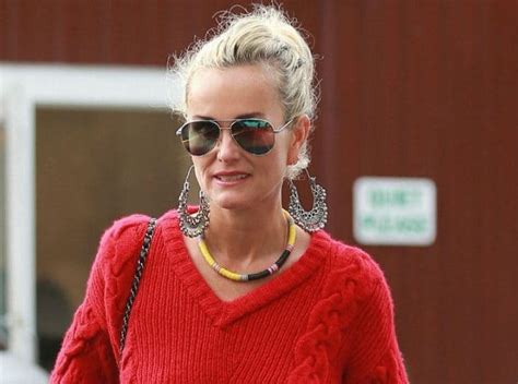 Laeticia hallyday is an actress and model. Laeticia se recueille sur la tombe de Johnny Hallyday un ...