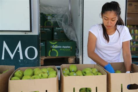 The pantries most likely to have pet food are listed below, but it is a good idea to reach out ahead of time. Mobile Food Pantry - Los Angeles Regional Food Bank