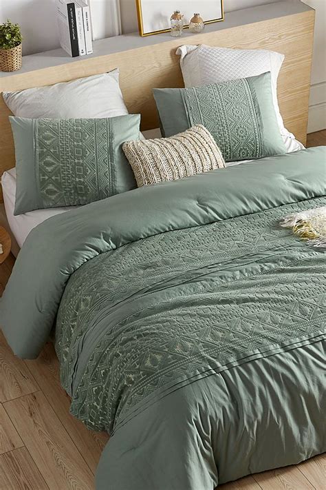 Our designer college comforters feature a wide selection of some of the trendiest comforters for college dorm beds. Dorm Bedding Ideas College Bedding Essentials Green Dorm ...