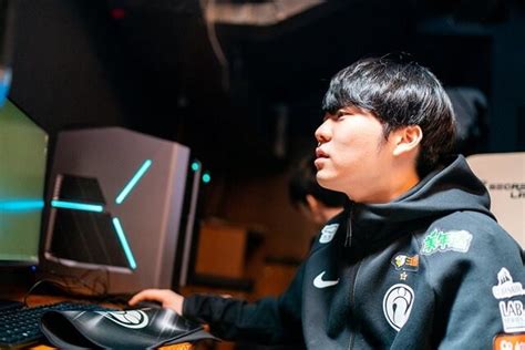 這套輕鬆玩死 06/19 20:33 推 abc10037139 : Worlds 2019 IG Rookie on Semifinals: "I hope our fellow ...