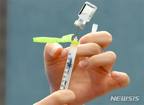 군에 따르면 도내에서 가장 먼저 75세 이상 어르신에 대한 예방 접종을 완료한 가운데 0~74세 코로나 19 예방접종 대상자를 대상으로 사전 예약을 받은 결과 전체 6690명 중 5,106명이 예약해 76.3%의 예약률을 기록했다 이는 전국 평균 예약률 58.7%보다 10% 이상 높고. '백신 부족·변이·휴가철' 광주·전남 코로나 '7월 '대고비'