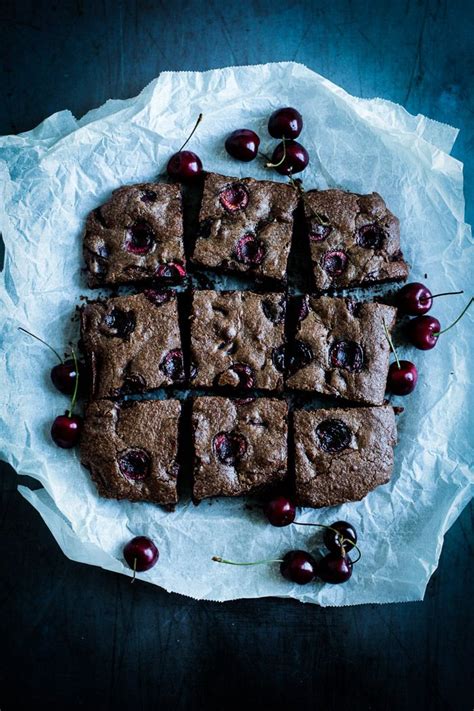 Ausgehend vom rührteig bietet ihnen der dunkle kuchen viele variationsmöglichkeiten. Kirschen & Schokolade = Dreamteam〖Brownies mit Kirschen ...