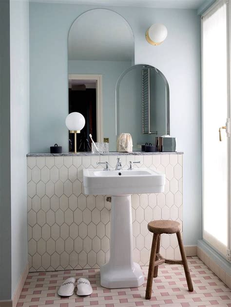 Los inodoros con cisterna mantienen su anclaje al suelo y dejan visible la cisterna en cualquier baño. ¡Alerta deco! Los baños de color azul son la última ...