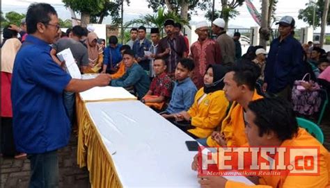 Coba agan bandingin misal agan kerja di kebun swasta. Rumah Sakit NU Bondowoso Gelar Baksos Operasi Katarak ...