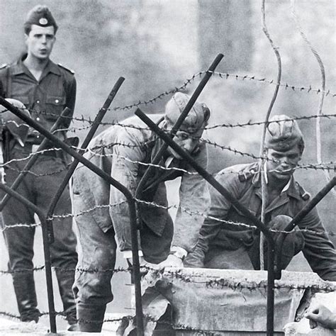 War ulbrichts ausspruch vom juni 1961 niemand hat die absicht eine mauer zu errichten nur blanke demagogie oder gab es tatsächlich die überlegung, lediglich vorübergehend die grenze stärker zu sichern. Berlin, Mauerbau im August 1961. Fotograf unbekannt. | Ddr ...