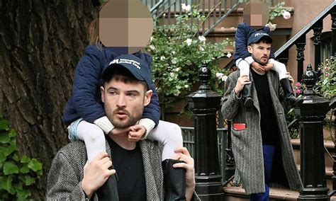 Последние твиты от tom sturridge uk (@tomsturridgeuk). Sienna Miller's ex Tom Sturridge enjoys day with daughter ...