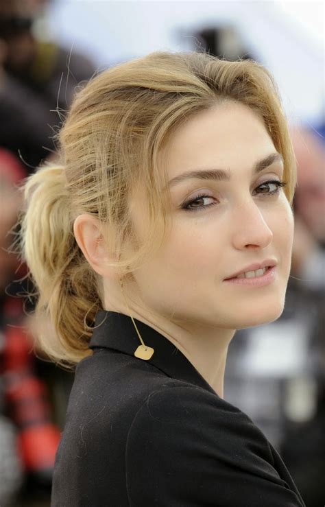 She is an actress and producer, known for raw (2016), 8 fois debout (2009) and sélect hôtel (1996). Information Dose: Julie Gayet