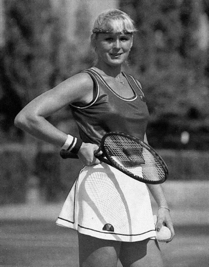 She began playing tennis at age nine. Vasas Hírek - „Andi néni forehandje még mindig elég jó"