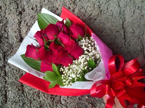 Anda bisa mencari produk ini di toko online yang mungkin jual bunga mawar satuan. Rusty Florist Jakarta - Online Flower Shop: Hand buket ...
