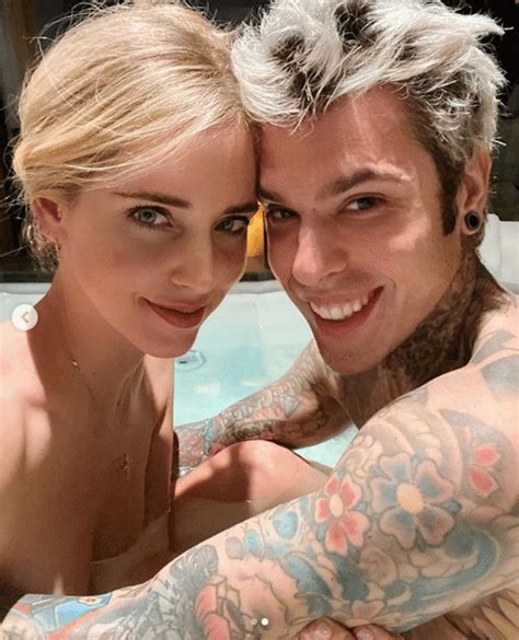 Lei gli fa un pompino, lui le lecca la figa. La foto di Chiara Ferragni e Fedez nella vasca da bagno