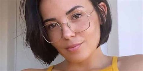 Agathe Auproux s'affiche avec des sandales méduses roses ...