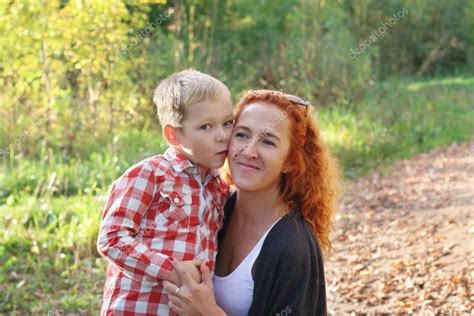 Stacie baise avec son fils qui gice dans as chatte. Joyeux jeune famille plein air — Photographie singulyarra1 © #89065834