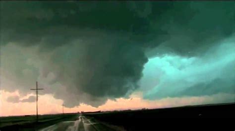 A tornado forms from a large thunderstorm. Tornado-Alarm! - Ein einzigartiges Experiment - YouTube