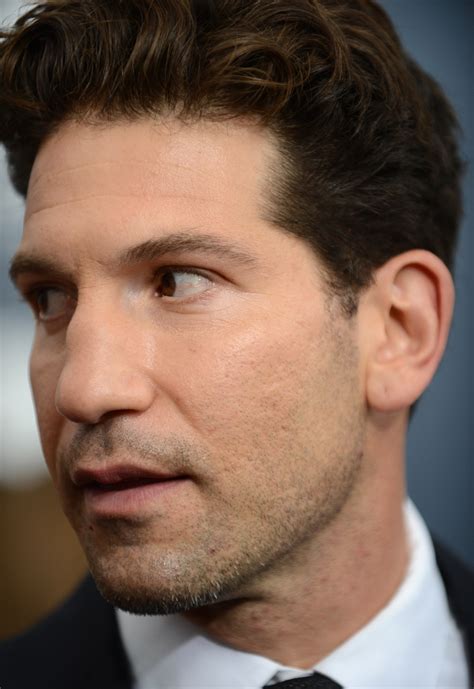 Shot caller sigue a un hombre familiar y tranquilo que es condenado a prisión tras causar un accidente y matar a una de las personas que iban en el coche con él. File:Jon Bernthal October 2014.jpg