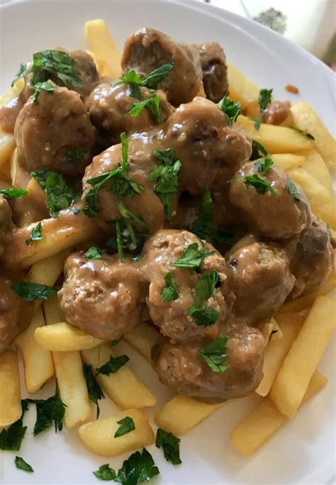 Made from a mixture of beef and pork, flavored with nutmeg and cardamom and served with a tasty swedish meatball sauce. homemade Swedish Meatballs : food