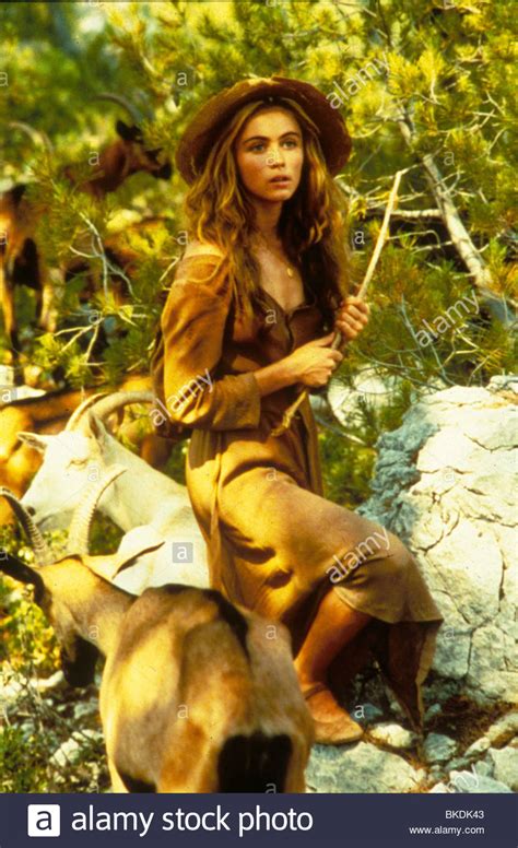 Les oeillets qu'il cultive sont splendides, grâce à la source des romarins. MANON DES SOURCES (1986) EMMANUELLE BEART MDSE 001 Stock ...